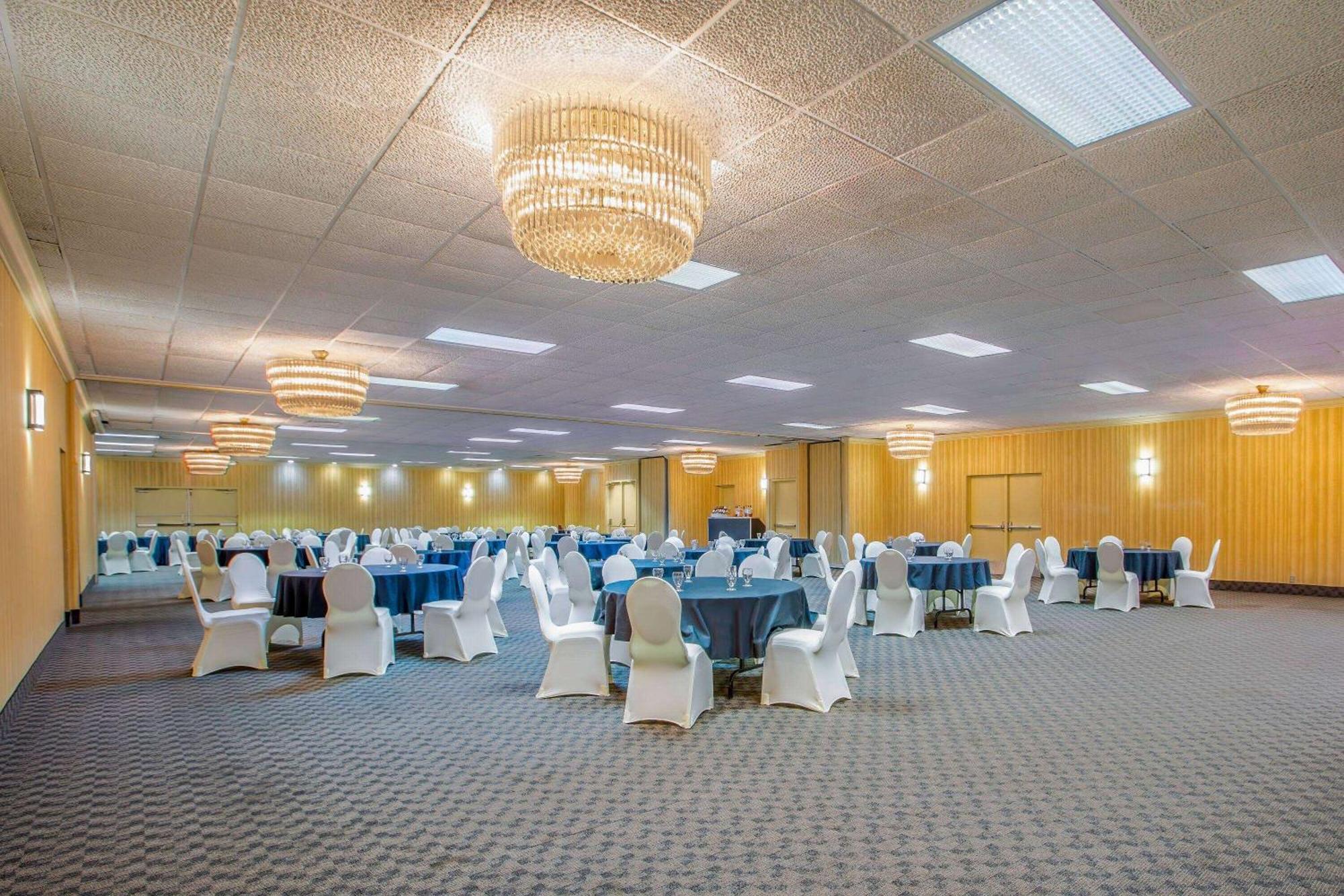 Days Inn By Wyndham Sudbury & Conference Centre Exterior foto